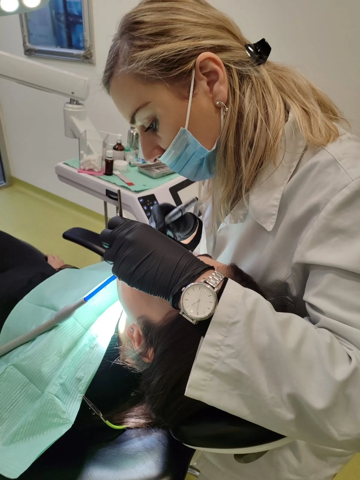 dr. Elma u radu u ordinaciji